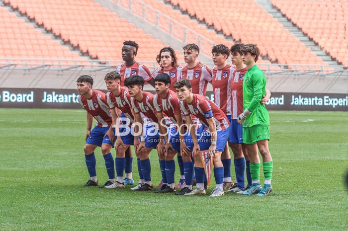 Skuat Atletico Madrid U-18 (skuad Atletico Madrid U-18) sedang sesi foto tim saat berlaga di Jakarta Internasional Stadium, Jakarta Utara, 13 April 2022.