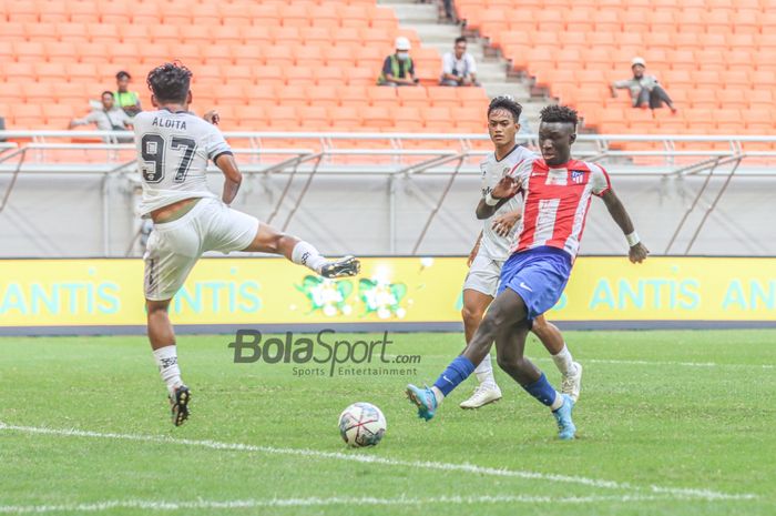 Pemain Atletico Madrid U-18, Ninte Nater Curungal, sedang menendang bola di Jakarta Internasional Stadium, Jakarta Utara, 13 April 2022.