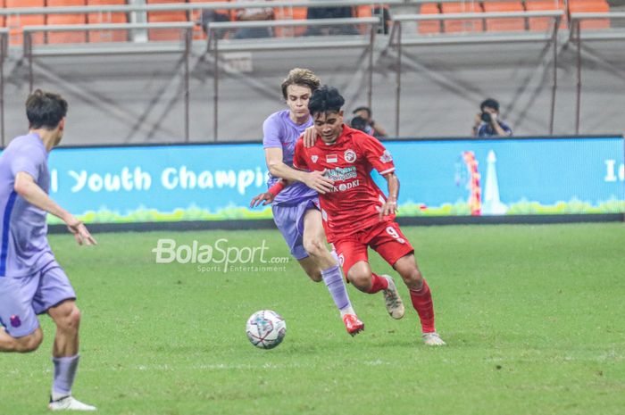 Pemain Indonesia All Star, Brylian Aldama (kanan), sedang menguasai bola dan dibayangi salah satu pilar Barcelona U-18 di Jakarta Internasional Stadium, Jakarta Utara, 13 April 2022.