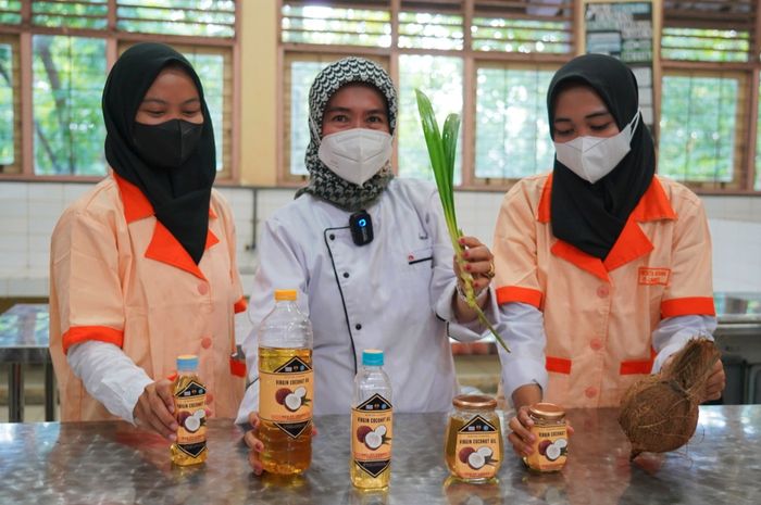 Minyak Goreng Langka, Mahasiswa Unnes Bikin Minyak dari Kelapa Lokal - Hai