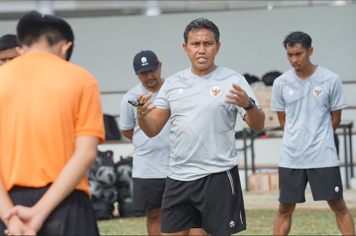 Pelatih Bima Sakti saat memimpin pemusatan latihan timnas U-16 Indonesia.