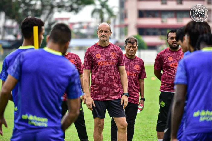 Pelatih Risto Vidakovic saat memimpin latihan Melaka United FC.
