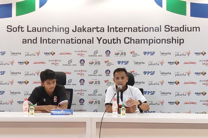 Pelatih Indonesia All Stars U-20, Ilham Romadhona (kanan) dan pemain, Athallah Araihan (kiri), seusai melawan Bali United U-18, di Jakarta International Stadium, Jumat (15/4/2022).
