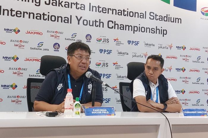 Ketua Pelaksana International Youth Championship (IYC) 2020, Gede Widiade (kiri) dan Tournamen Direktor, Tigor Shalom Boboy (kanan) di Jakarta International Stadium, Sunter, Jakarta, Jumat (15/4/2022).