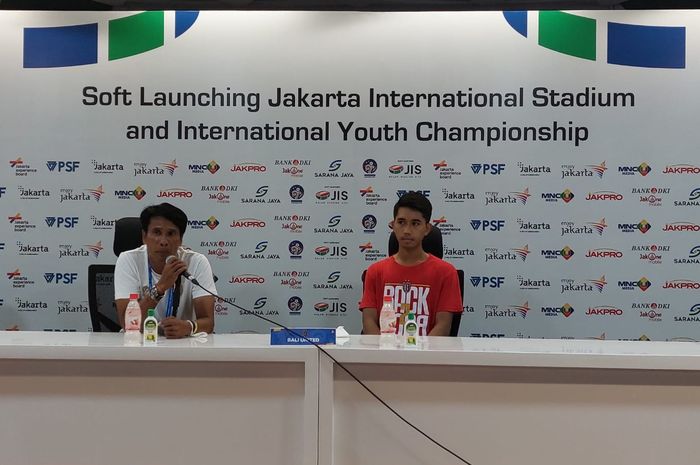 Pelatih Bali United U-18, I Made Pasek Wijaya (kiri) dan kapten Bali United U-18, I Made Tito Wiratama seusai menjalani pertandingan melawan Indonesia All Star U-20, di Jakarta International Stadium (JIS), Jumat (15/4/2022).