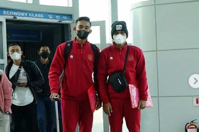 Pemain timnas Indonesia, Rizky Ridho dan Rachmat Irianto setelah tiba di Korea Selatan.