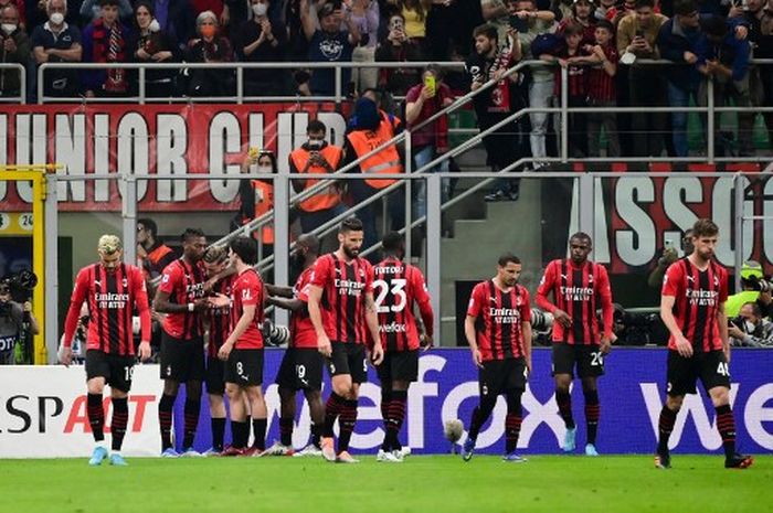 Para pemain AC Milan merayakan gol yang dicetak oleh Rafael Leao ke gawang Genoa pada pekan ke-33 Liga Italia 2021-2022 di Stadion San Siro, Jumat (15/4/2022).