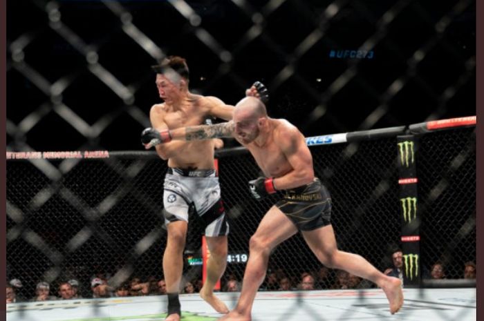 Alexander Volkanovski (kanan) saat menjotos The Korean Zombie (kiri) pada duel yang berlangsung melalui ajang UFC 273 di Jacksonville, Florida, Amerika Serikat, Sabtu (9/4/2022).