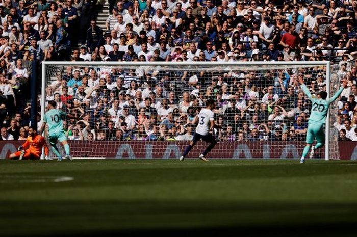 Para pemain Brighton and Hove Albion merayakan gol Leandro Trossard ke gawang Tottenham Hotspur dalam laga Liga Inggris di Stadion Tottenham Hotspur, Sabtu (16/4/2022).