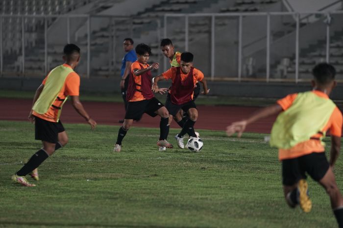 Suasana game internal dalam latihan perdana Timnas U-16 di Stadion Madya Gelora Bung Karno, Jakarta pada Jum'at (15/4/2022)