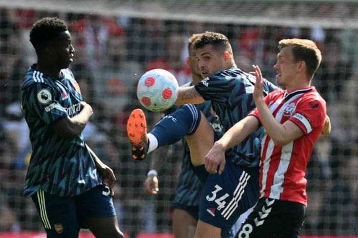 Gelandang Arsenal, Granit Xhaka, berduel dengan gelandang Southampton, James Ward-Prowse, dalam laga Liga Inggris di Stadion St. Mary's, Sabtu (16/4/2022).