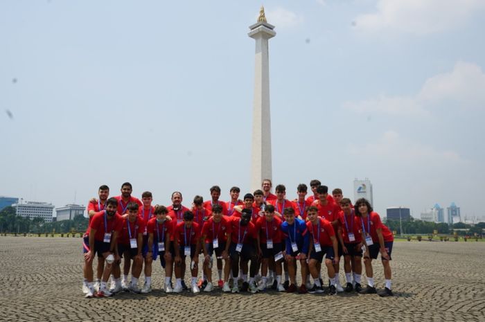 Pemain Barcelona U-18 saat berkunjung ke Monumen Nasional (Monas), Jakarta Pusat pada Kamis (14/4/2022) di sela-sela jadwal istirahat International Youth Championship (IYC) 2021.