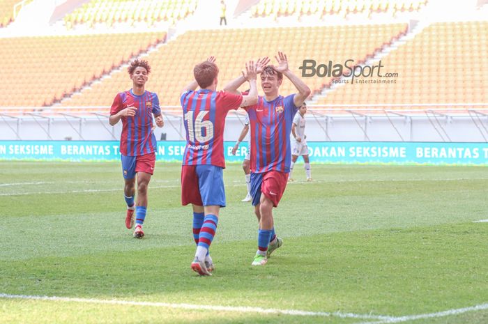 Pemain Barcelona U-18, Nil Caldero Soteres (kanan), nampak menyambut rekan-rekannya seusai mencetak satu gol di Jakarta Internasional Stadium, Jakarta Utara, 17 April 2022.