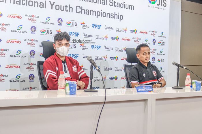 Pelatih Indonesia All Star, Ilham Romadhona (kanan), sedang memberikan keterangan awak media dan ditemani sang pemain bernama Brylian Aldama (kiri) di Jakarta Internasional Stadium, 17 April 2022.