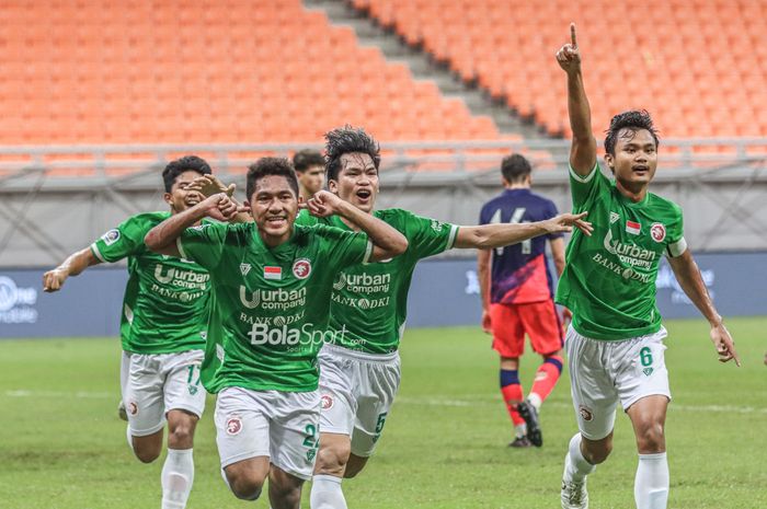 Pemain Indonesia All Star, Muhammad Fajar Fatur Rahman (tengah), sedang melakukan selebrasi seusai mencetak satu gol di Jakarta Internasional Stadium, Jakarta Utara, 17 April 2022.