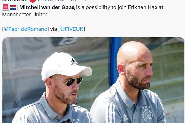 Erik ten Hag bersama asisten pelatihnya, Mitchell van der Gaag (kanan)