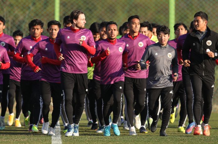 Pemain timnas U-23 Indonesia saat menjalani latihan perdana di Korea Selatan, Sabtu (16/4/2022).
