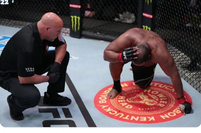 Momen jagoan kelas berat, Chris Barnett usai terkena sikutan pada bagian belakang kepalanya pada UFC Vegas 51 (17/4/2022).