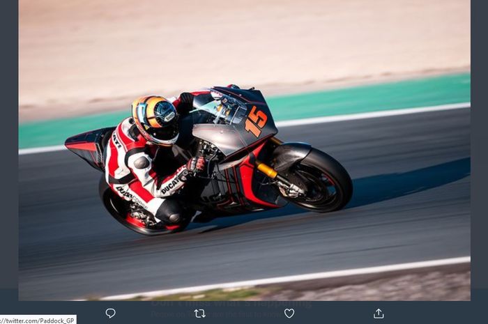 Mantan pembalap MotoGP, Alex de Angelis, menguji coba motor Ducati V21L yang akan menjadi motor resmi kelas MotoE pada MotoGP musim 2023.