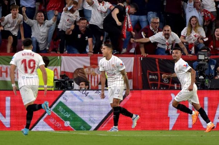 Penyerang Sevilla, Erik Lamela, merayakan gol ke gawang Real Madrid pada pekan ke-32 Liga Spanyol 2021-2022 di Stadion Ramon Sanchez Pizjuan, Minggu (17/4/2022) waktu setempat.