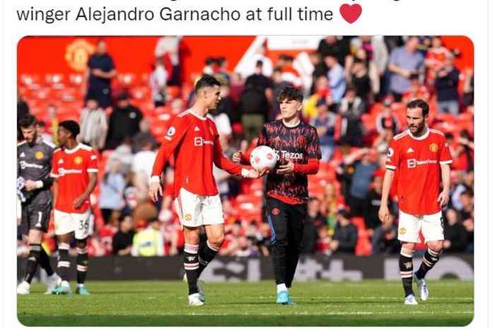 Cristiano Ronaldo memberi bola kepada Alejandro Garnacho usai laga Manchester United vs Norwich di Old Trafford (16/4/2022).