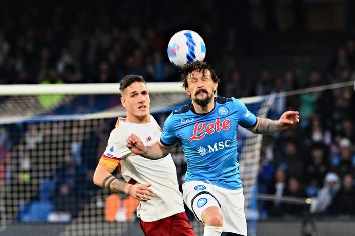 Mario Rui dan Nicolo Zaniolo berduel dalam laga Napoli dan AS Roma yang berkesudahan 1-1.