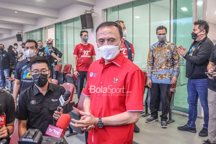 Ketua Umum PSSI, Mochamad Iriawan, saat ditemui awak media di Stadion Utama Gelora Bung Karno, Senayan, Jakarta, 19 April 2022.