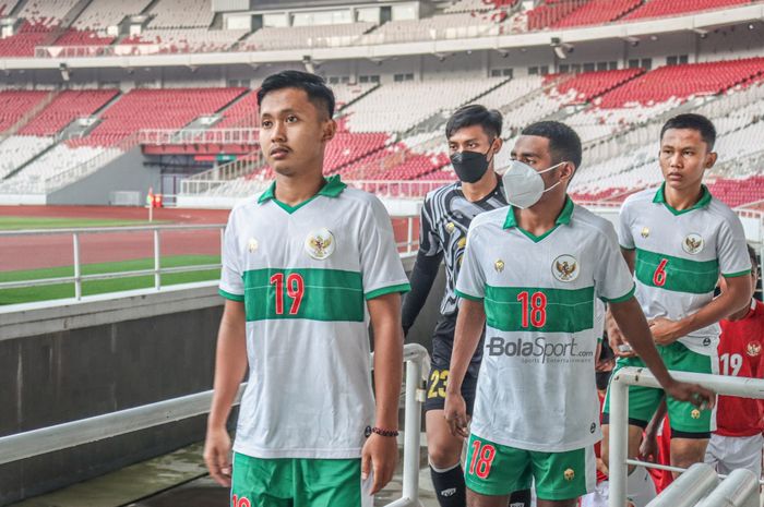 Sejumlah pemain timnas U-16 Indonesia nampak memasuki lapangan di Stadion Utama Gelora Bung Karno, Senayan, Jakarta, 19 April 2022.
