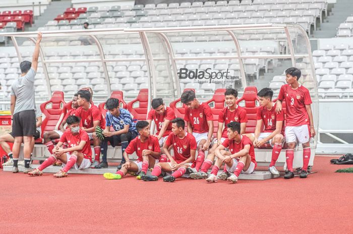 Skuat timnas U-16 Indonesia (skuad timnas U-16 Indonesia) sedang beristirahat di bangku cadangan Stadion Utama Gelora Bung Karno, Senayan, Jakarta, 19 April 2022.