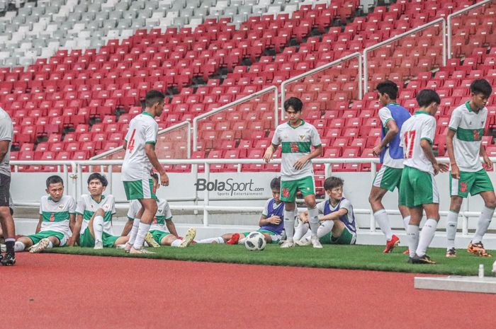 Sejumlah pemain timnas U-16 Indonesia sedang melakukan pemanasan di Stadion Utama Gelora Bung Karno, Senayan, Jakarta, 19 April 2022.