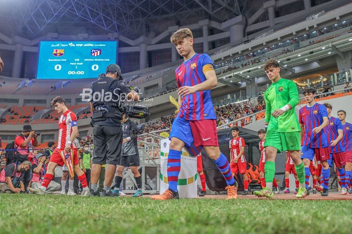 Suasana final International Youth Championship (IYC) 2021 yang mempertemukan Barcelona U-18  (jersey ungu) kontra Atletico Madrid U-18 (jersey merah) di Jakarta Internasional Stadium, Jakarta Utara, 19 April 2022.