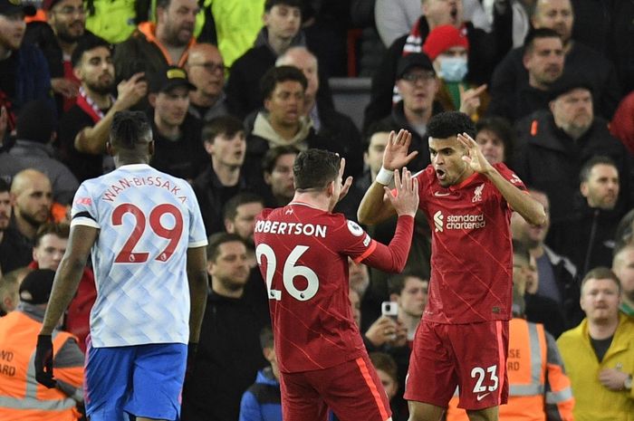 Luis Diaz berhasil mencetak gol cepat pada menit ke-5 yang membuat Liverpool unggul 1-0 atas Manchester United pada laga tunda pekan ke-30 Liga Inggris 2021-2022.