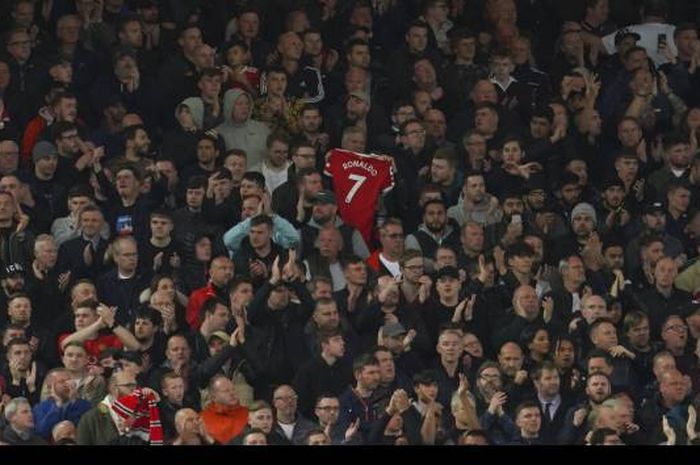 Fans Liverpool membentangkan jersey CR 7 di stadion Anfield sebagai bentuk penghormatan