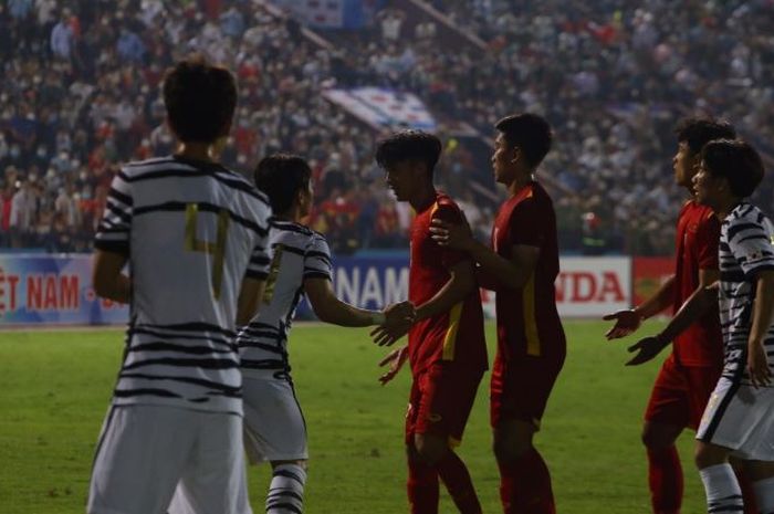 Para pemain harus bermain dalam kondisi minim cahaya dalam pertandingan uji coba Timnas U-23 Vietnam versus Timnas U-20 Korea Selatan.