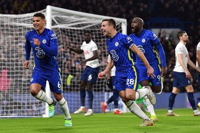 Bek Chelsea, Thiago Silva, merayakan gol ke gawang Tottenham Hotspur dalam laga Liga Inggris di Stadion Stamford Bridge, 23 Januari 2022.