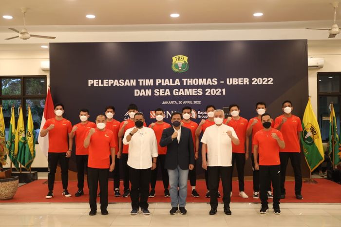 Ketua Umum PP PBSI Agung Firman Sampurna, melepas tim bulu tangkis putra yang akan menghadapi SEA Games 2021 Vietnam.