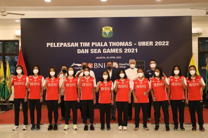 Ketua Umum PP PBSI, Agung Firman Sampurna, melepas tim bulu tangkis putri Indonesia yang akan berlaga pada ajang Uber Cup 2022.
