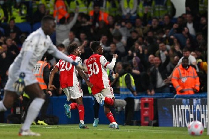 Penyerang Arsenal, Eddie Nketiah, merayakan gol ke gawang Chelsea dalam laga Liga Inggris di Stadion Stamford Bridge, Rabu (20/4/2022).