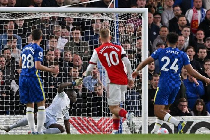 Gelandang Arsenal, Emile Smith Rowe, mencetak gol ke gawang Chelsea dalam laga Liga Inggris di Stadion Stamford Bridge, Rabu (20/4/2022).