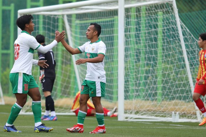 Irfan Jaya dan Irfan Jauhari merayakan gol saat timnas U-23 Indonesia menang 4-2 atas Andong Science College dalam laga uji coba, di Haemaji Football Field, Korea Selatan, Kamis (21/4/2022). 