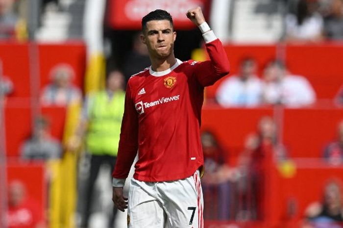 Striker Manchester United, Cristiano Ronaldo, merayakan gol ke gawang Norwich City dalam laga Liga Inggris di Stadion Old Trafford, 16 April 2022.