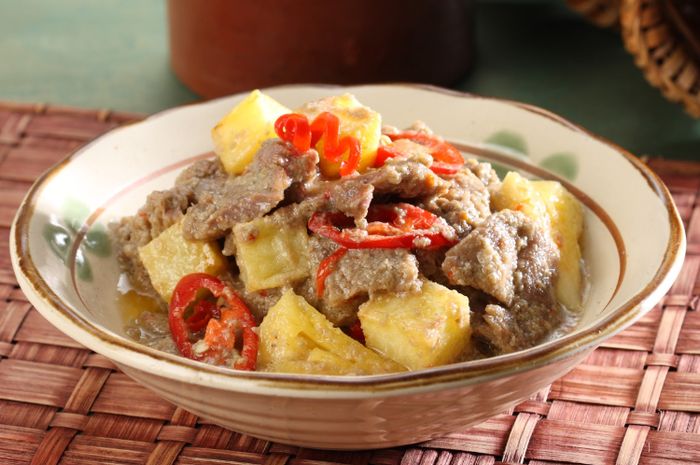 Ilustrasi sajian opor daging sapi yang enak disajikan bersama ketupat saat Idul Adha 2022.