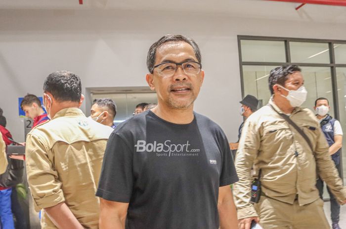 Pelatih Persebaya Surabaya, Aji Santoso (tengah), saat ditemui wartawan di Jakarta International Stadium, Jakarta Utara, 17 April 2022.