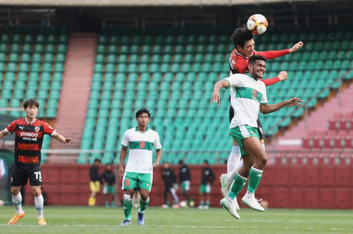 Ricky Kambuaya saat berusaha menyundul bola dalam laga uji coba Timnas U-23 Indonesia vs Pohan Steelers di Stadion Steel Yard, Pohang, Korea Selatan, Sabtu (23/4/2022).