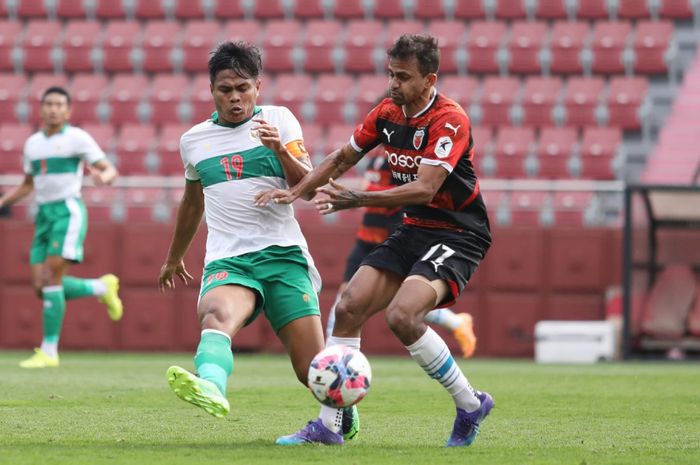 Fachruddin Aryanto saat berusaha menghalau bola dalam laga uji coba timnas U-23 Indonesia vs Pohang Steelers, di Stadion Steel Yard, Pohang, Korea Selatan, Sabtu (23/4/2022).