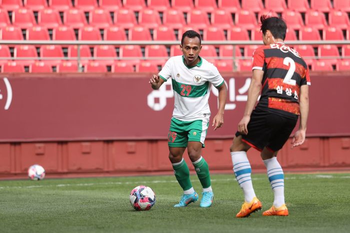 Irfan Jaya saat berusaha mengamankan bola dari lawan dalam laga uji coba timnas U-23 Indonesia vs Pohang Steelers, di Stadion Steel Yard, Pohan, Korea Selatan, Sabtu (23/4/2022).