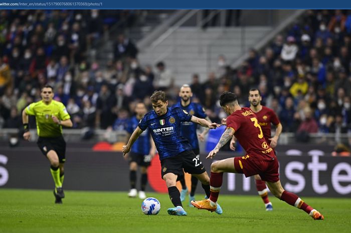 Inter Milan dan AS Roma saling berhadapan dalam lanjutan Liga Italia 2021-2022, untuk sementara I  Nerazzurri berhasil unggul di babak pertama.