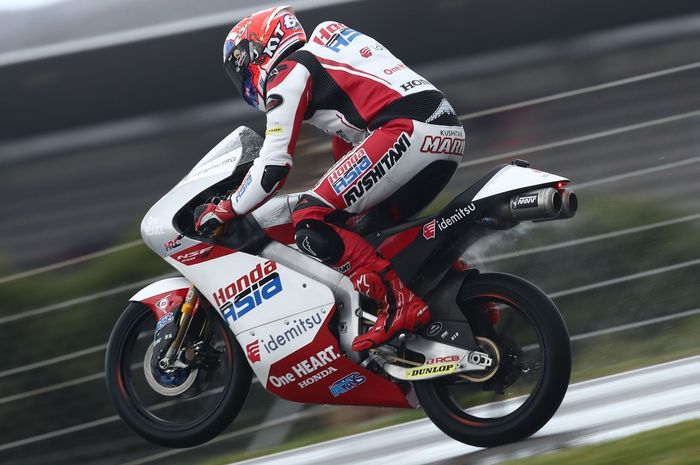 Aksi pembalap Honda Team Asia, Mario Aji, pada Moto3 Portugal di Sirkuit Algarve, Portimao, Portugal, 23 April 2022.