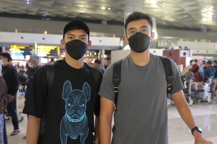 Pasangan ganda putra Indonesia, Muhammad Shohibul Fikri/Bagas Maulana, menjelang keberangkatan ke Kejuaraan Asia 2022 di Bandara Soekarno-Hata, Cengkareng, Sabtu (23/4/2022) dini hari WIB.