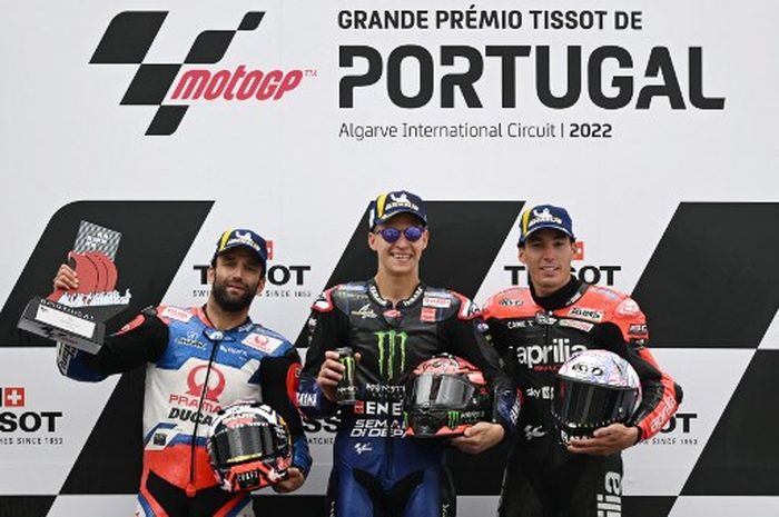 Pembalap Monster Energy Yamaha, Fabio Quartararo (tengah) bersama Johann Zarco (Pramac Racing, kiri) dan Aleix Espargaro (Aprilia) di podium MotoGP Portugal di Sirkuit Algarve, Minggu (24/4/2022).